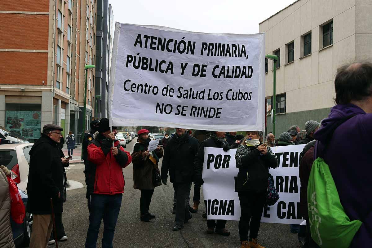 Antonio María Sáez Aguado, consejero de Sanidad, se ha reunido en Burgos con la gerente de Atención Primaria y los coordinadores de los centros de salud de la provincia. La sobrecarga laboral por la obligación de cubrir las acumulaciones, las jornadas extraordinarias y el déficit de médicos han sacado a la calle para protestar cientos de vecinos y profesionales sanitarios.