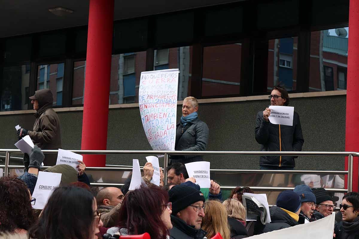 Antonio María Sáez Aguado, consejero de Sanidad, se ha reunido en Burgos con la gerente de Atención Primaria y los coordinadores de los centros de salud de la provincia. La sobrecarga laboral por la obligación de cubrir las acumulaciones, las jornadas extraordinarias y el déficit de médicos han sacado a la calle para protestar cientos de vecinos y profesionales sanitarios.