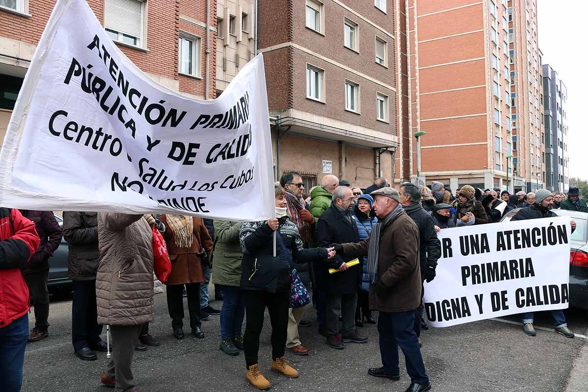 Antonio María Sáez Aguado, consejero de Sanidad, se ha reunido en Burgos con la gerente de Atención Primaria y los coordinadores de los centros de salud de la provincia. La sobrecarga laboral por la obligación de cubrir las acumulaciones, las jornadas extraordinarias y el déficit de médicos han sacado a la calle para protestar cientos de vecinos y profesionales sanitarios.