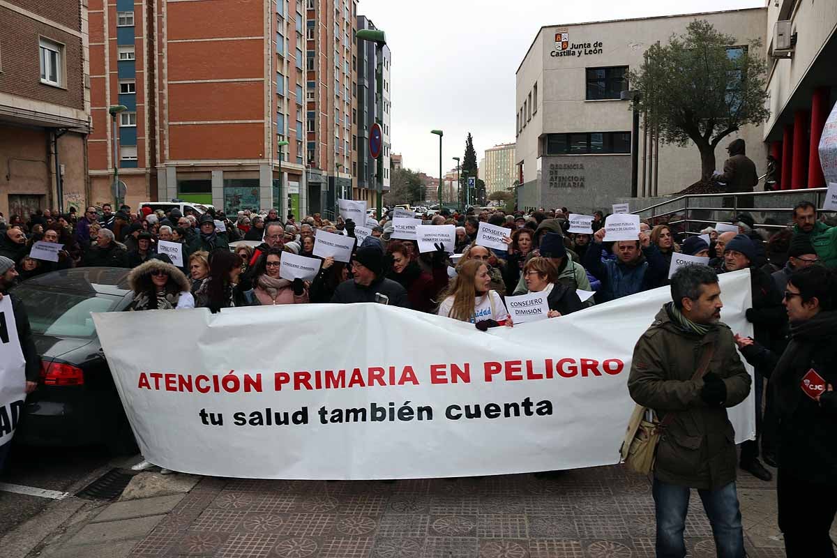 Antonio María Sáez Aguado, consejero de Sanidad, se ha reunido en Burgos con la gerente de Atención Primaria y los coordinadores de los centros de salud de la provincia. La sobrecarga laboral por la obligación de cubrir las acumulaciones, las jornadas extraordinarias y el déficit de médicos han sacado a la calle para protestar cientos de vecinos y profesionales sanitarios.