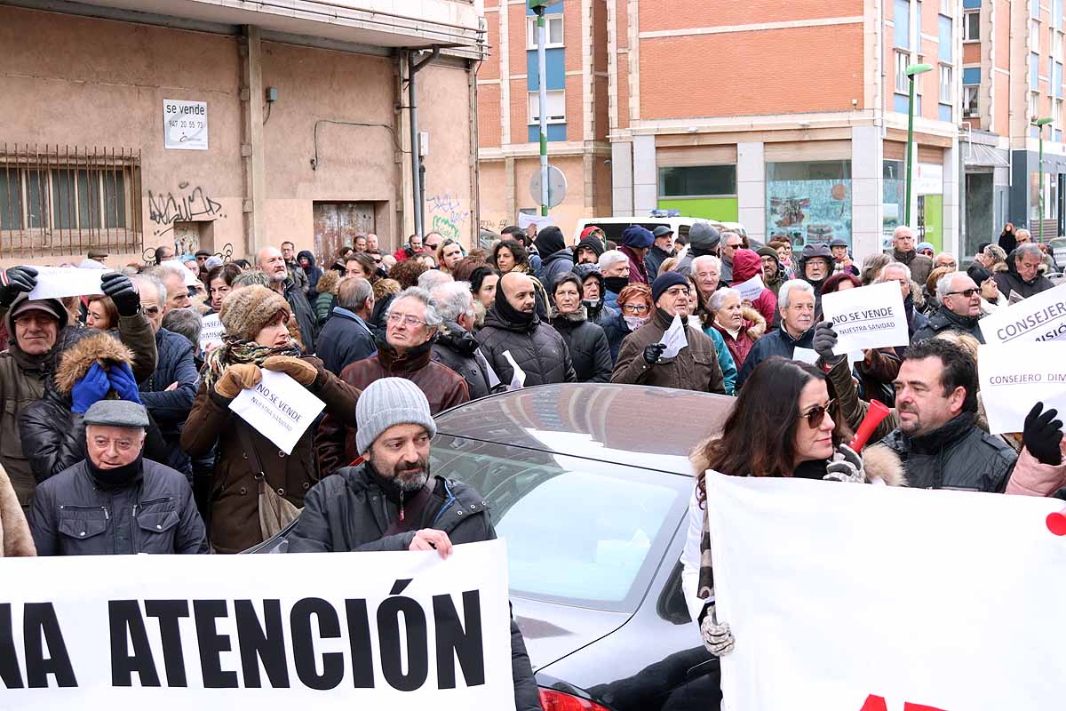 Antonio María Sáez Aguado, consejero de Sanidad, se ha reunido en Burgos con la gerente de Atención Primaria y los coordinadores de los centros de salud de la provincia. La sobrecarga laboral por la obligación de cubrir las acumulaciones, las jornadas extraordinarias y el déficit de médicos han sacado a la calle para protestar cientos de vecinos y profesionales sanitarios.