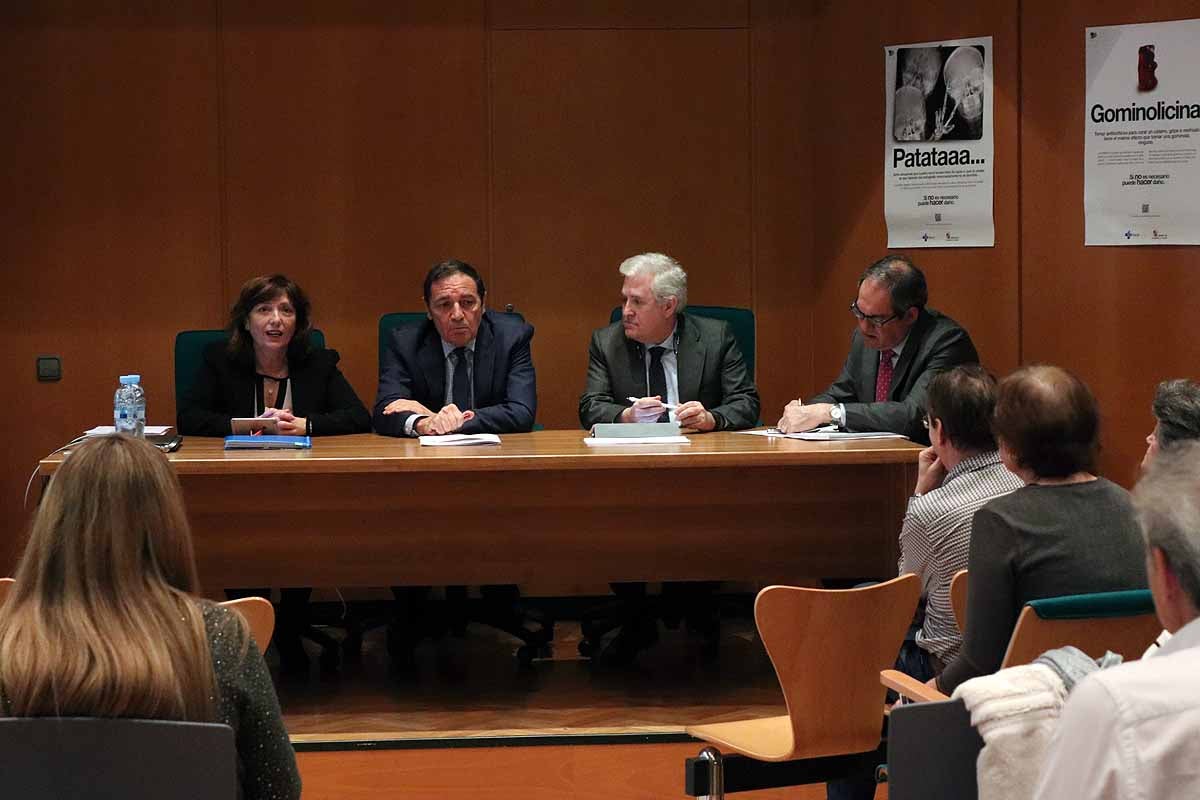 Antonio María Sáez Aguado, consejero de Sanidad, se ha reunido en Burgos con la gerente de Atención Primaria y los coordinadores de los centros de salud de la provincia. La sobrecarga laboral por la obligación de cubrir las acumulaciones, las jornadas extraordinarias y el déficit de médicos han sacado a la calle para protestar cientos de vecinos y profesionales sanitarios.