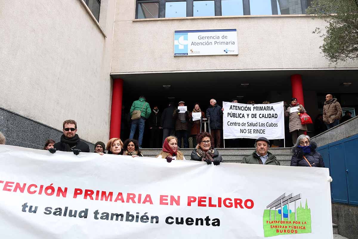 Antonio María Sáez Aguado, consejero de Sanidad, se ha reunido en Burgos con la gerente de Atención Primaria y los coordinadores de los centros de salud de la provincia. La sobrecarga laboral por la obligación de cubrir las acumulaciones, las jornadas extraordinarias y el déficit de médicos han sacado a la calle para protestar cientos de vecinos y profesionales sanitarios.