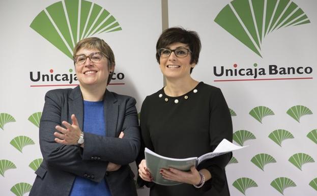 Felisa Becerra, de analisis económicos; y Margarita Serna, directora territorial de unicaja Banco, durante la presentación del número 16 del informe trimestral 'Previsiones Económicas de Castilla y León', elaborado por Analistas Económicos de Andalucía. 