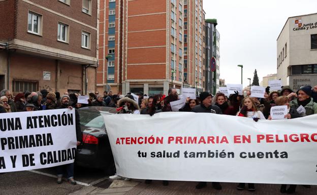 Varios centenares de personas se han congregado hoy para protestar frente a la Gerencia de Atención Primaria de Burgos. 