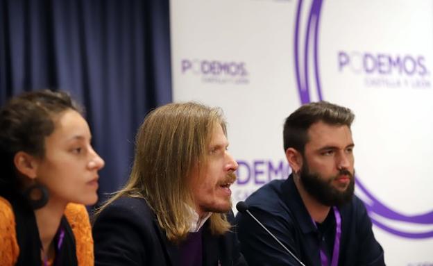 El secretario general de Podemos Castilla y León, Pablo Fernández, acude a una Jornada de la Escuela de Formación Municipalista. En la imagen, junto a la concejala en Burgos Blanca Guinea y el secretario de Formación, Fran Cortes. 