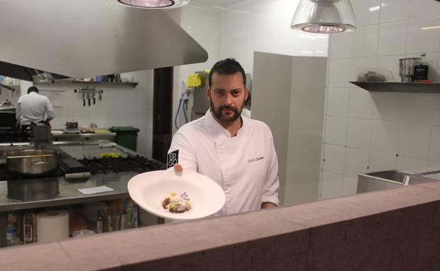 Osorio muestra uno de sus platos. 
