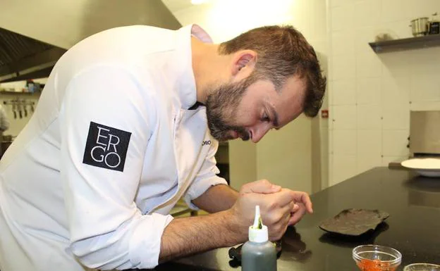 Rubén Osorio, durante la elaboración de un plato en la cocina del Ergo. 