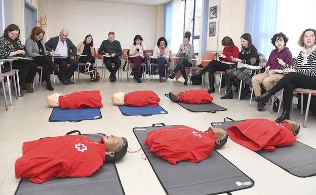 Imagen principal - La Asociación de Periodistas de Burgos se suma al reto Objetivo RCP para salvar el mayor número de vidas posibles