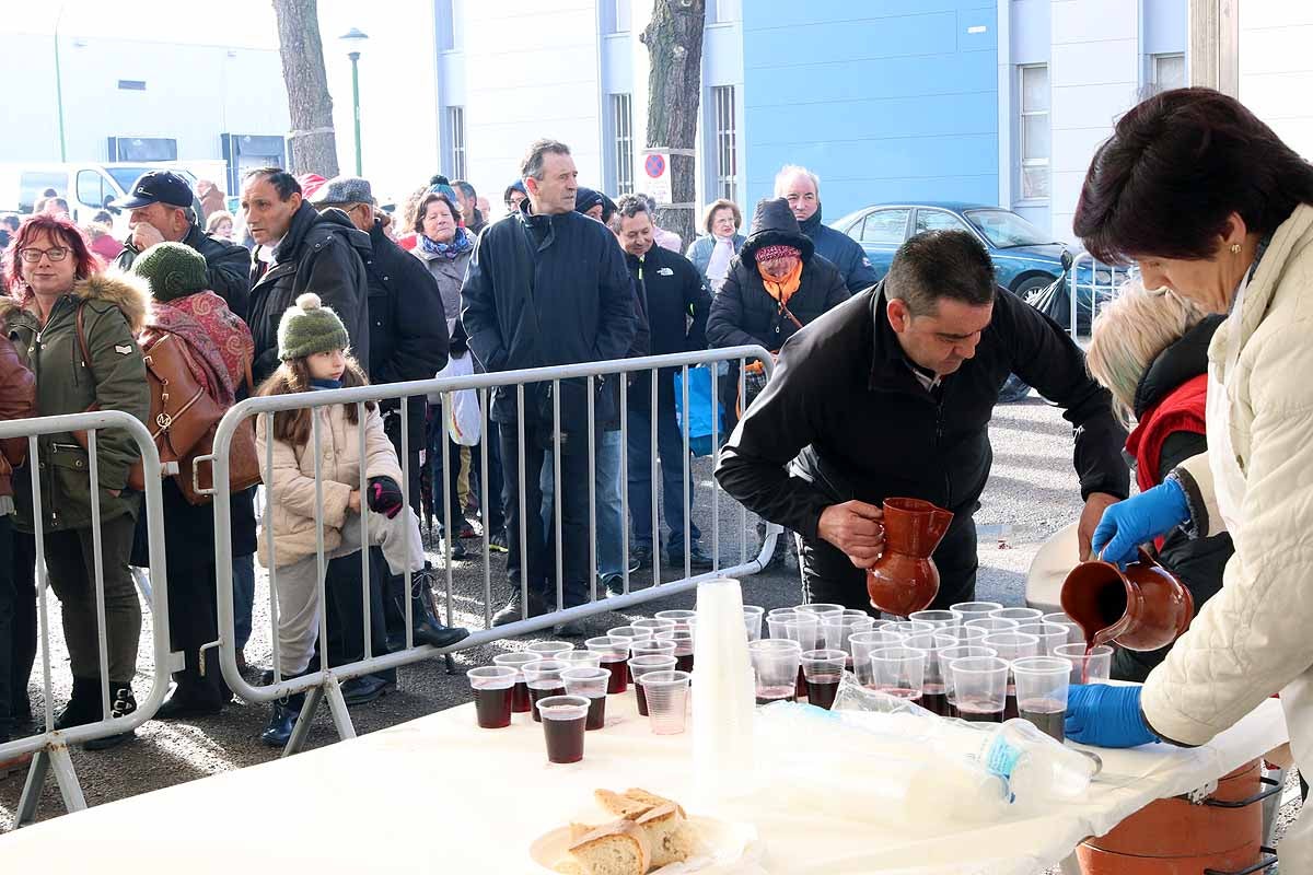 Unas 1.200 raciones de carne de cerdo se han repartido hoy en el barrio de San Cristóbal durante la fiesta de la matanza. Los vecinos, tras el último atropello a un hombre en el barrio, piden medidas para hace más segura la carretera que atraviesa la zona.