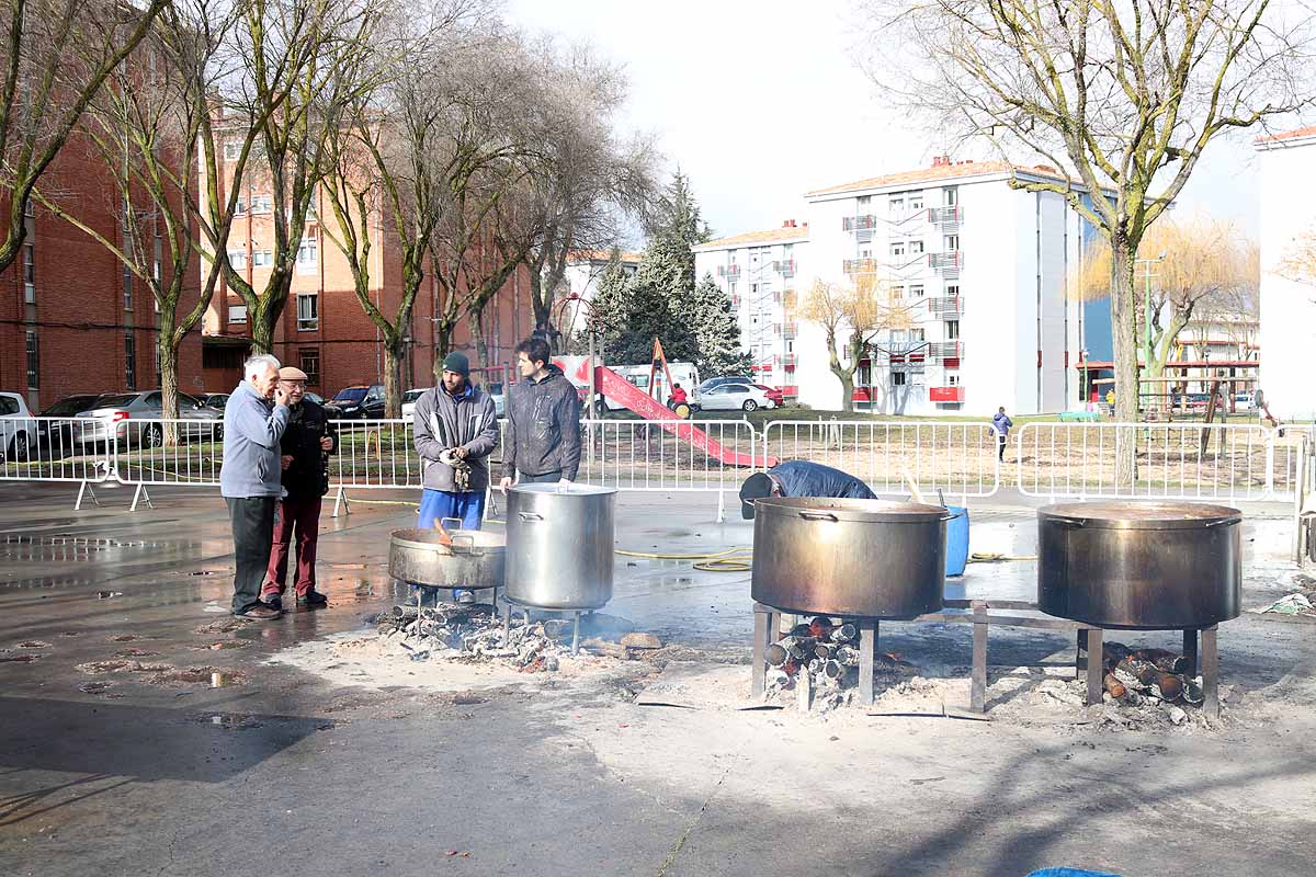 Unas 1.200 raciones de carne de cerdo se han repartido hoy en el barrio de San Cristóbal durante la fiesta de la matanza. Los vecinos, tras el último atropello a un hombre en el barrio, piden medidas para hace más segura la carretera que atraviesa la zona.