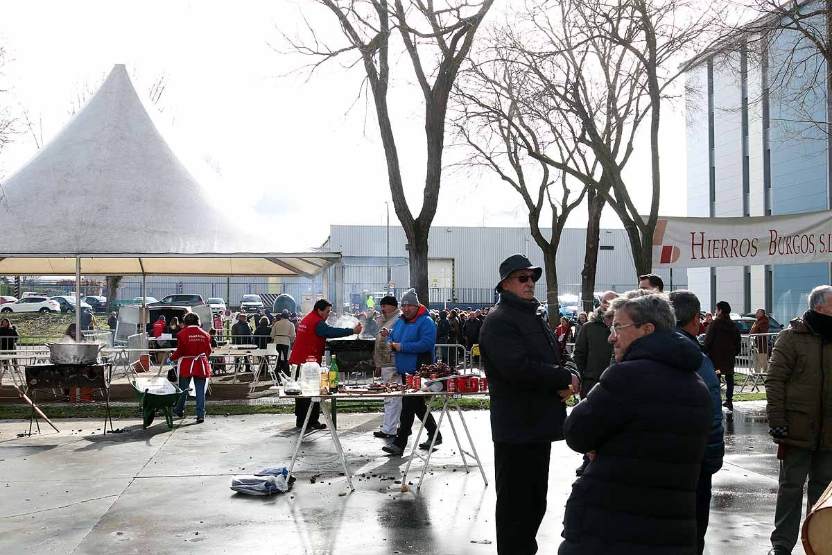 Unas 1.200 raciones de carne de cerdo se han repartido hoy en el barrio de San Cristóbal durante la fiesta de la matanza. Los vecinos, tras el último atropello a un hombre en el barrio, piden medidas para hace más segura la carretera que atraviesa la zona.