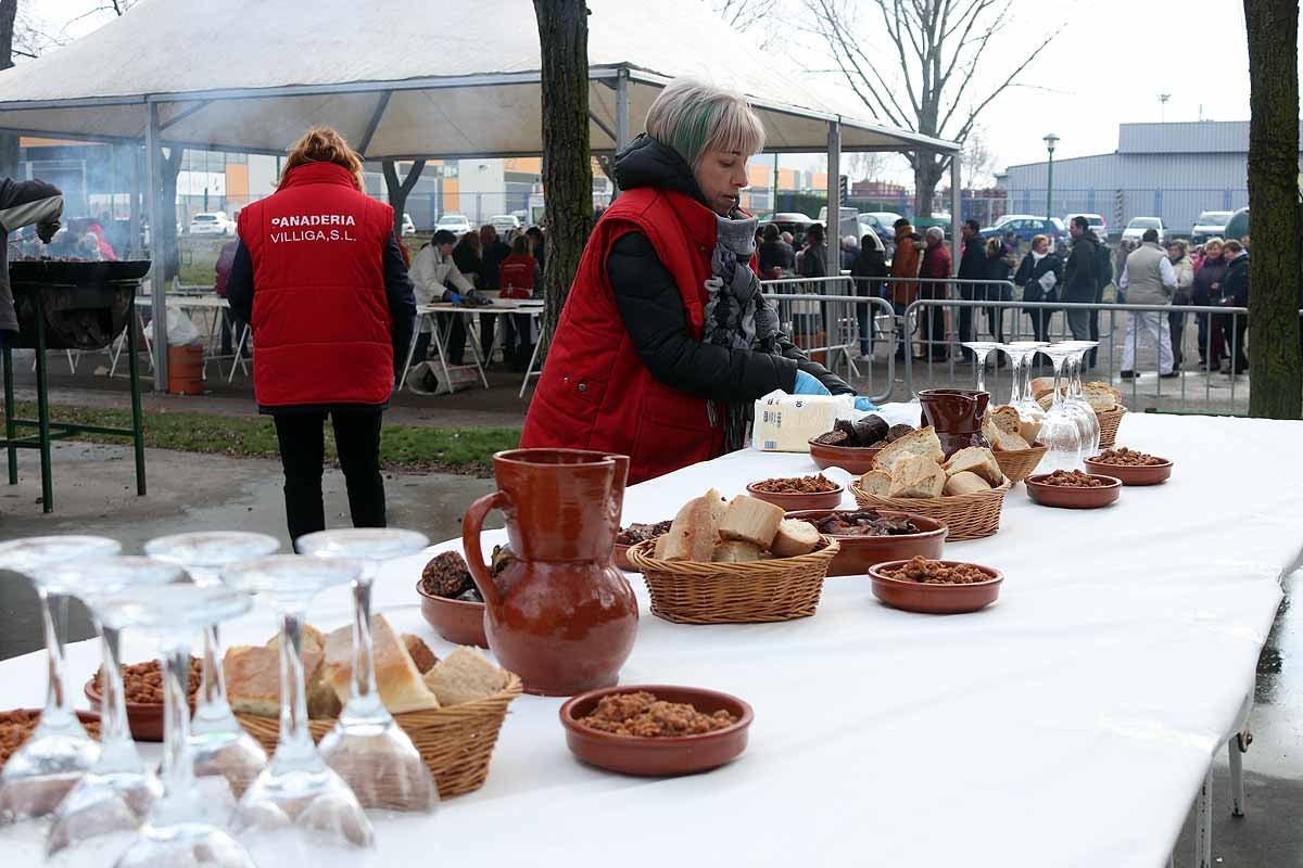 Unas 1.200 raciones de carne de cerdo se han repartido hoy en el barrio de San Cristóbal durante la fiesta de la matanza. Los vecinos, tras el último atropello a un hombre en el barrio, piden medidas para hace más segura la carretera que atraviesa la zona.