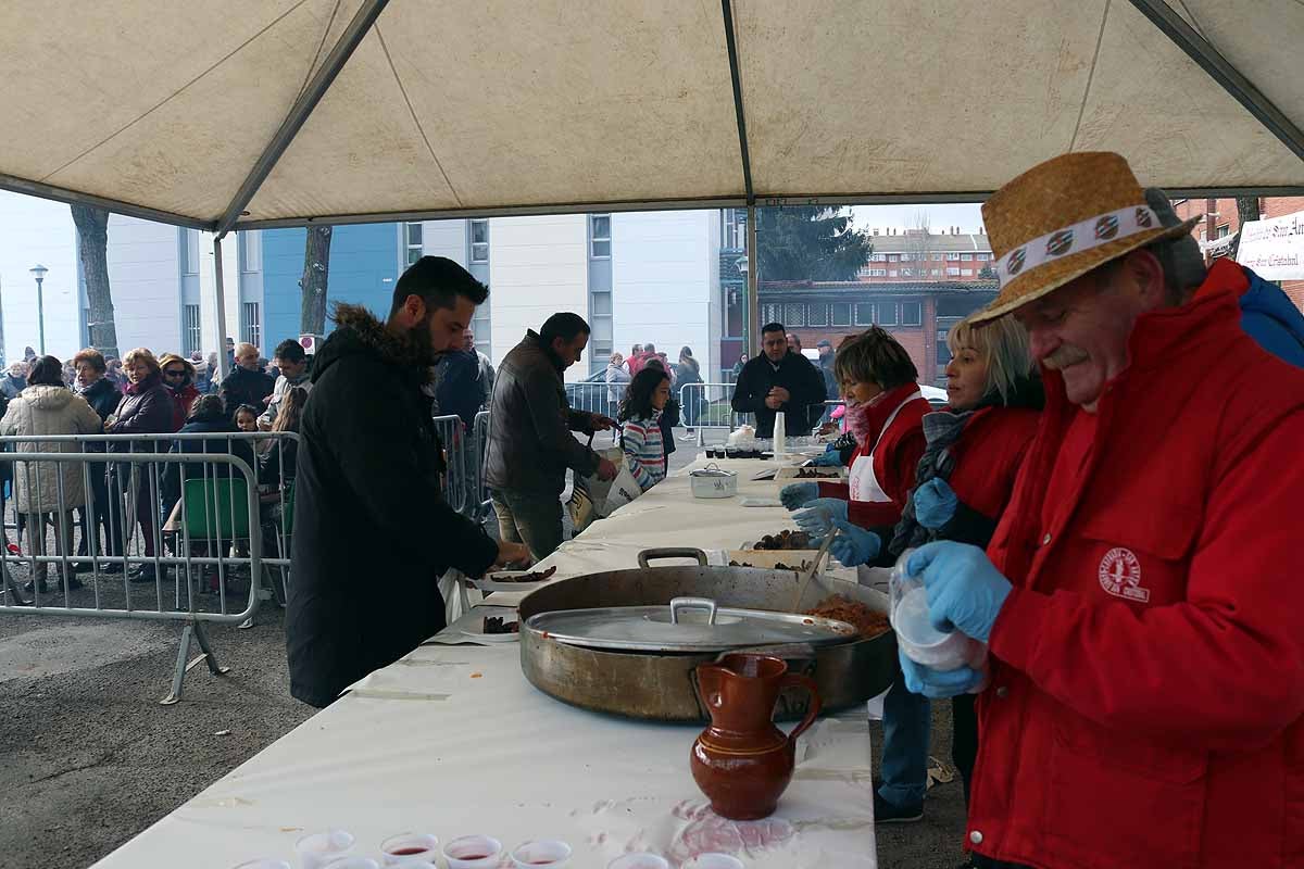 Unas 1.200 raciones de carne de cerdo se han repartido hoy en el barrio de San Cristóbal durante la fiesta de la matanza. Los vecinos, tras el último atropello a un hombre en el barrio, piden medidas para hace más segura la carretera que atraviesa la zona.