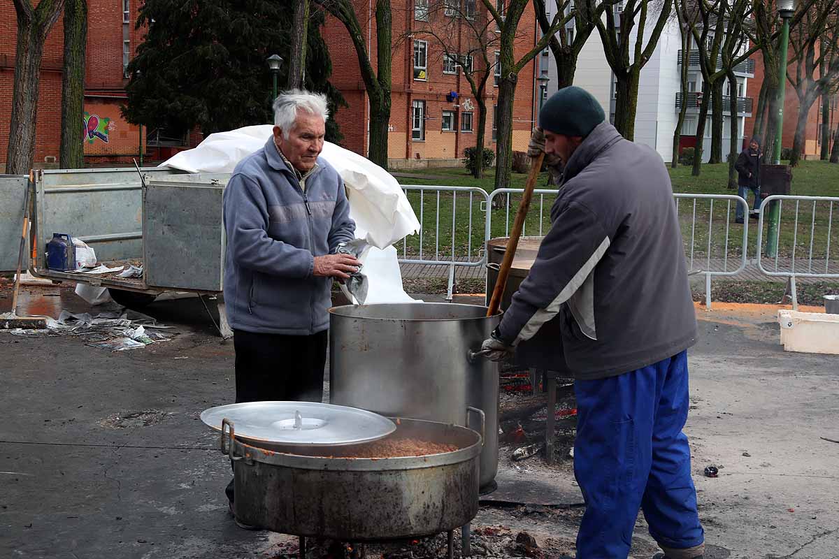 Unas 1.200 raciones de carne de cerdo se han repartido hoy en el barrio de San Cristóbal durante la fiesta de la matanza. Los vecinos, tras el último atropello a un hombre en el barrio, piden medidas para hace más segura la carretera que atraviesa la zona.