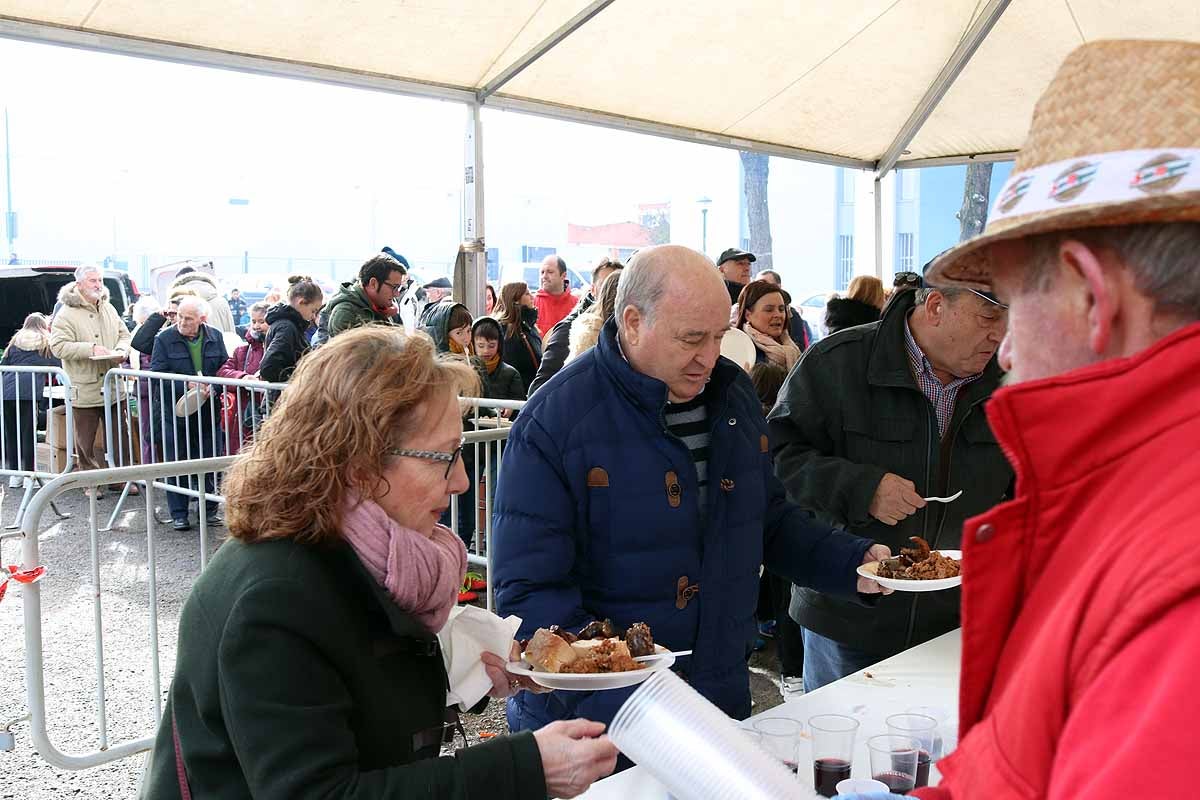 Unas 1.200 raciones de carne de cerdo se han repartido hoy en el barrio de San Cristóbal durante la fiesta de la matanza. Los vecinos, tras el último atropello a un hombre en el barrio, piden medidas para hace más segura la carretera que atraviesa la zona.