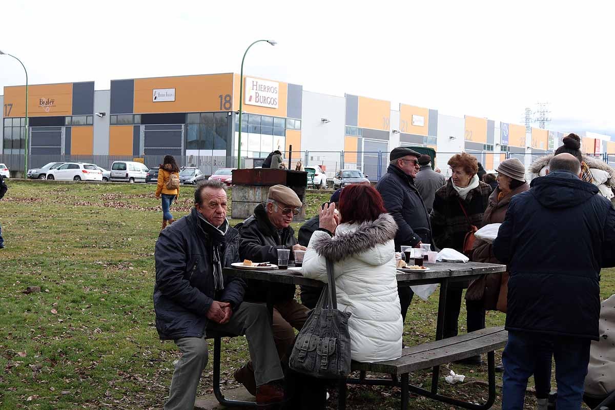 Unas 1.200 raciones de carne de cerdo se han repartido hoy en el barrio de San Cristóbal durante la fiesta de la matanza. Los vecinos, tras el último atropello a un hombre en el barrio, piden medidas para hace más segura la carretera que atraviesa la zona.