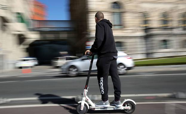 Un usuario de patinete eléctrico, en plena circulación por un carril-bici 