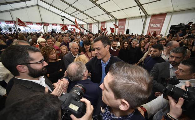 El presidente del Gobierno y secretario general del PSOE, Pedro Sánchez, a su llega al acto celebrado en Puente Tocinos (Murcia).