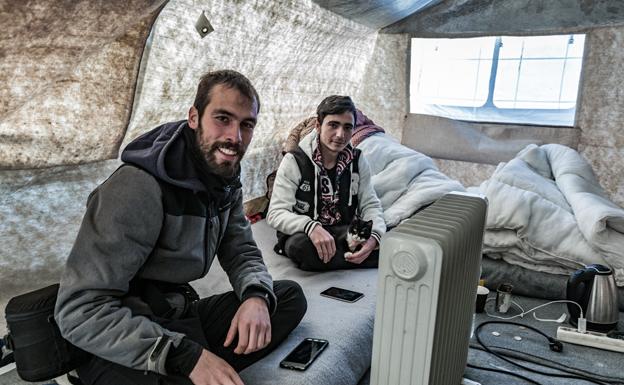 Diego Herrera izquierda, con Basel, refugiado kurdo. 