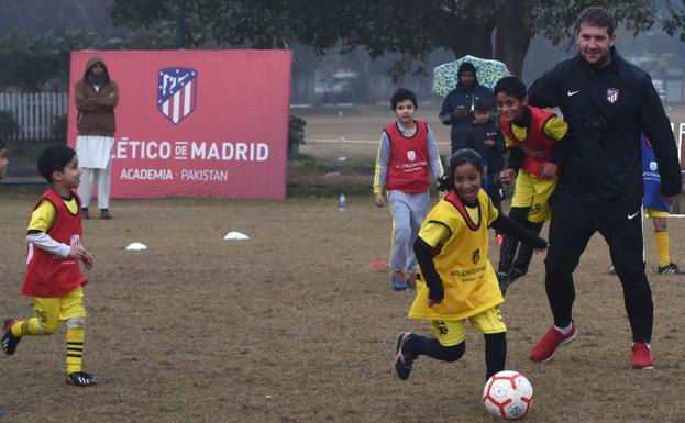 Fiza Shahid, entrenando en la Academia del Atlético de Madrid en Pakistán. 