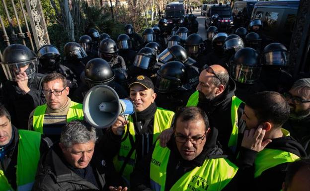 El portavoz de Élite Taxi Barcelona, Tito Álvarez, habla por el megáfono en las puertas en las puertas del Parc de la Ciutadella, donde se encuentra al Parlament. 