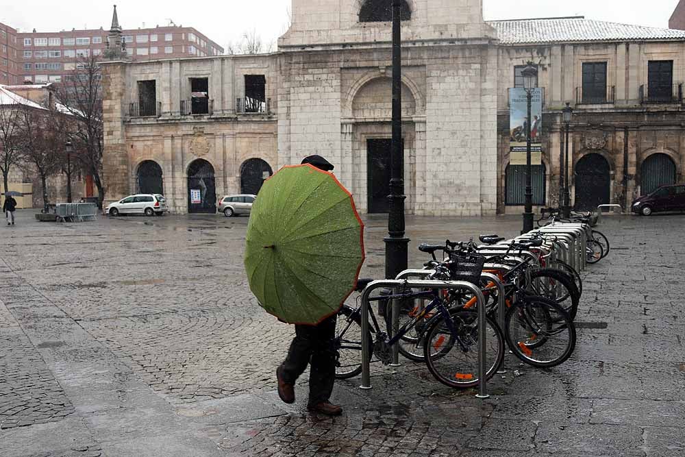 Fotos: Llegan los primeros copos de nieve a Burgos