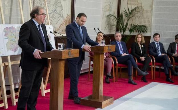 Juan Vicente Herrera y José Luis Ábalos, en la rueda de prensa. 