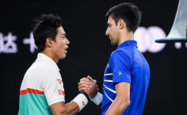 Nishikori saluda a Djokovic tras el partido. 