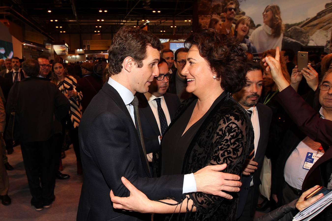 La consejera de Cultura y Turismo, María Josefa García Cirac, junto al presidente nacional del Partido Popular, Pablo Casado, en la visita al stand de Castilla y León.