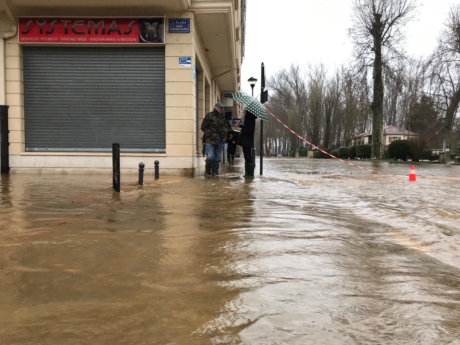 Fotos: El Nela se desborda en Villarcayo e inunda calles, carreteras y edificios