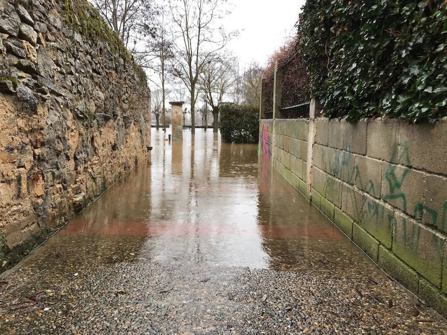 Fotos: El Nela se desborda en Villarcayo e inunda calles, carreteras y edificios