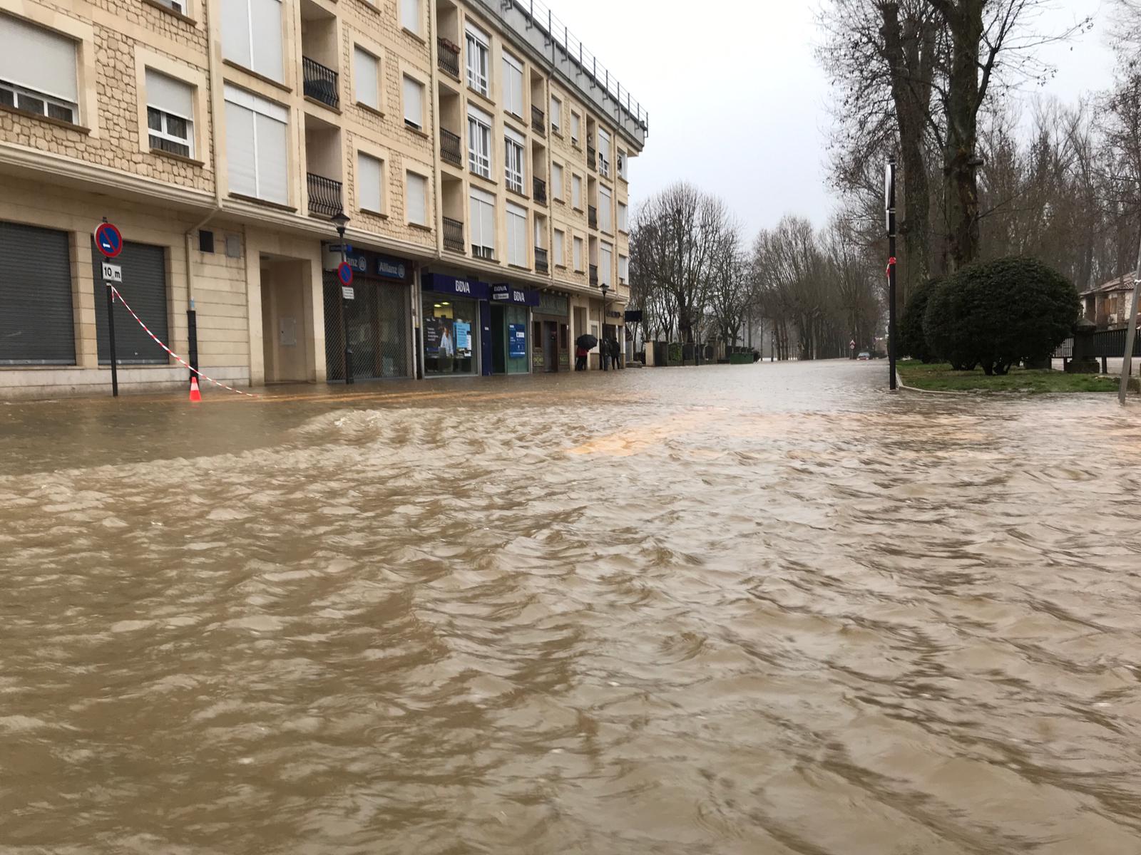 Fotos: El Nela se desborda en Villarcayo e inunda calles, carreteras y edificios