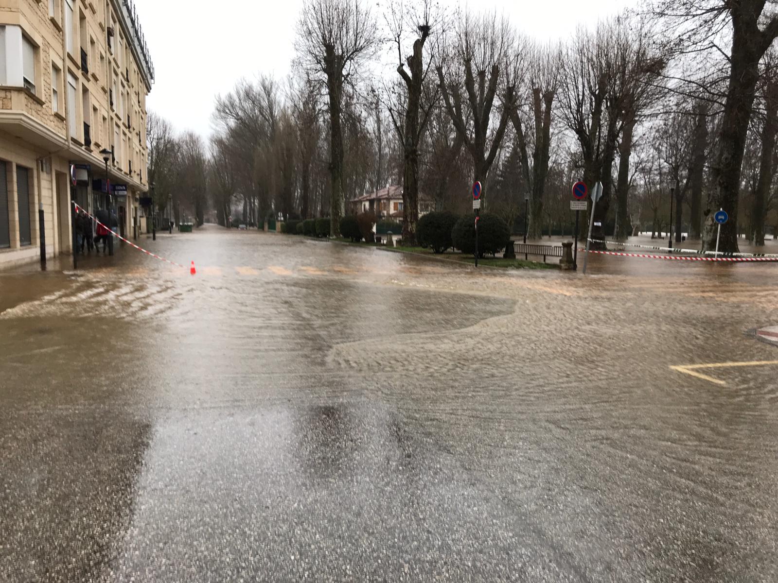 Fotos: El Nela se desborda en Villarcayo e inunda calles, carreteras y edificios