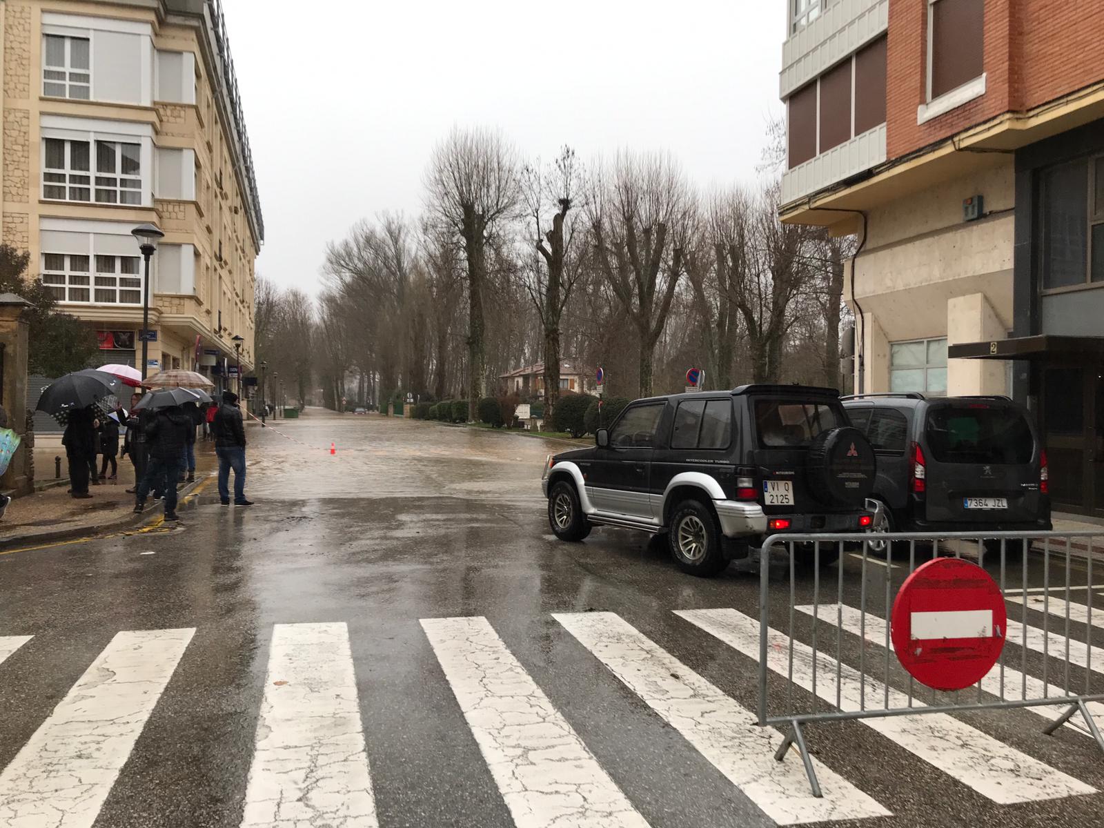 Fotos: El Nela se desborda en Villarcayo e inunda calles, carreteras y edificios