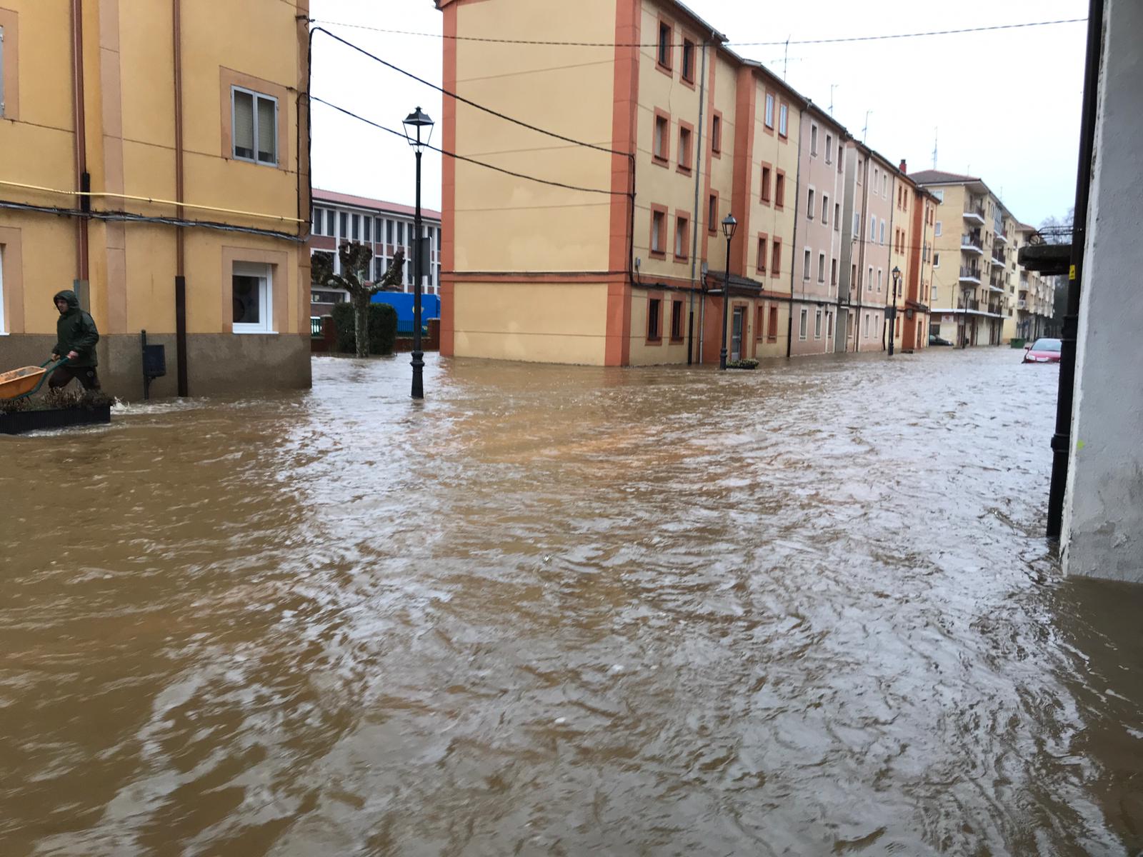 Fotos: El Nela se desborda en Villarcayo e inunda calles, carreteras y edificios