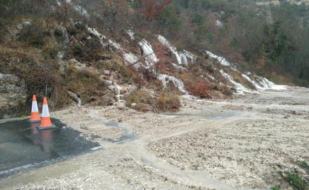 La ladera está desprendida sobre la carretera de acceso a la localidad