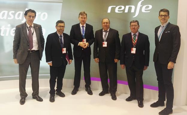 Javier Lacalle, en el centro, con representantes de Renfe. 