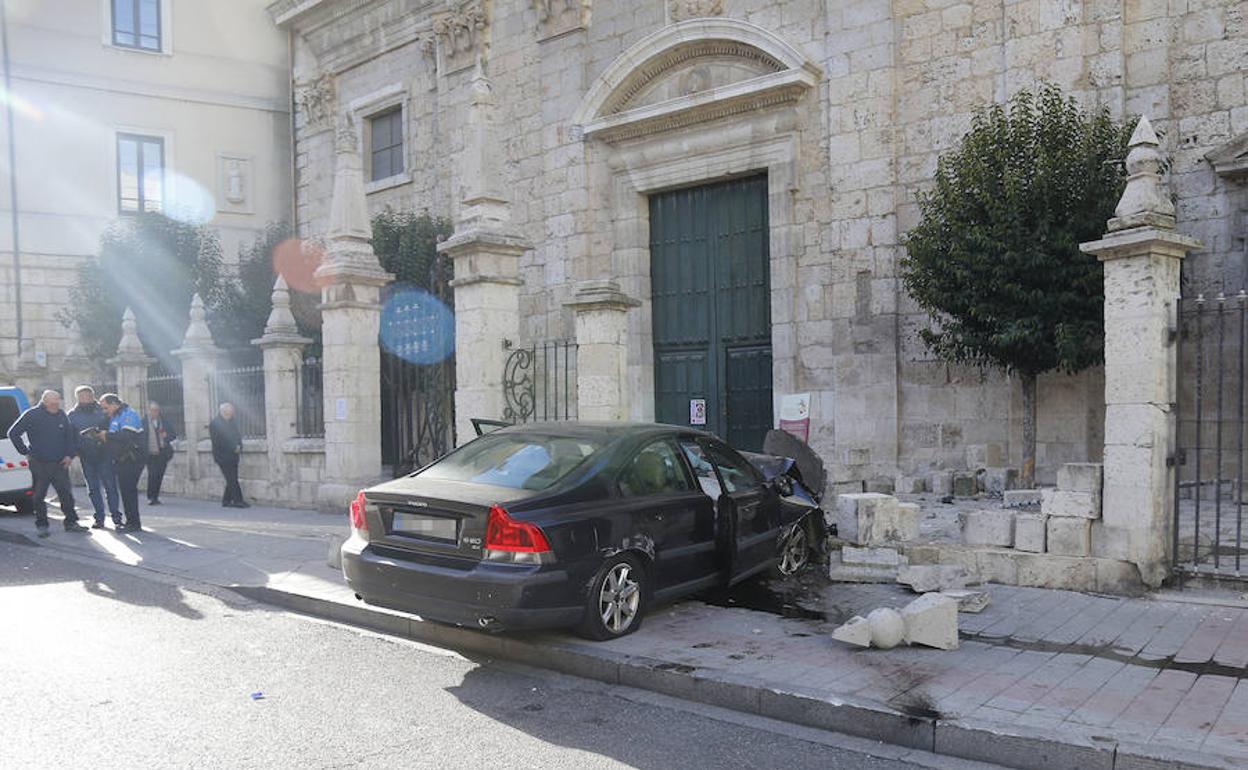 El coche, empotrado contra el muro de la iglesia de la Compañía. 