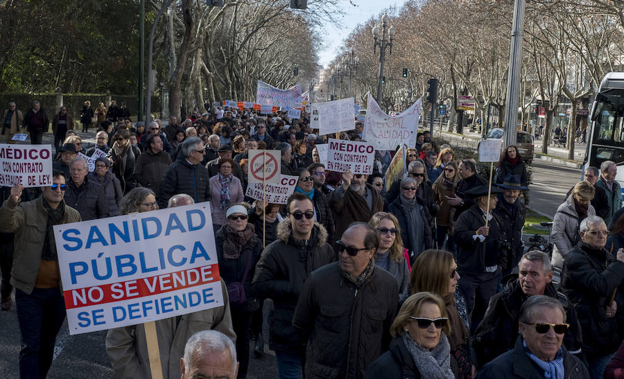 Fotos: Manifestación en Valladolid en defensa de la sanidad pública de Castilla y León