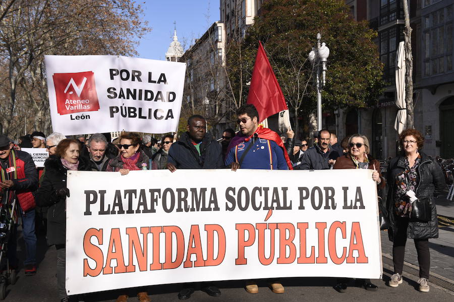 Fotos: Manifestación en Valladolid en defensa de la sanidad pública de Castilla y León