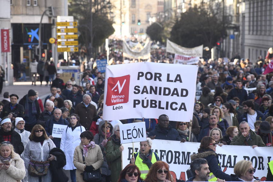 Fotos: Manifestación en Valladolid en defensa de la sanidad pública de Castilla y León