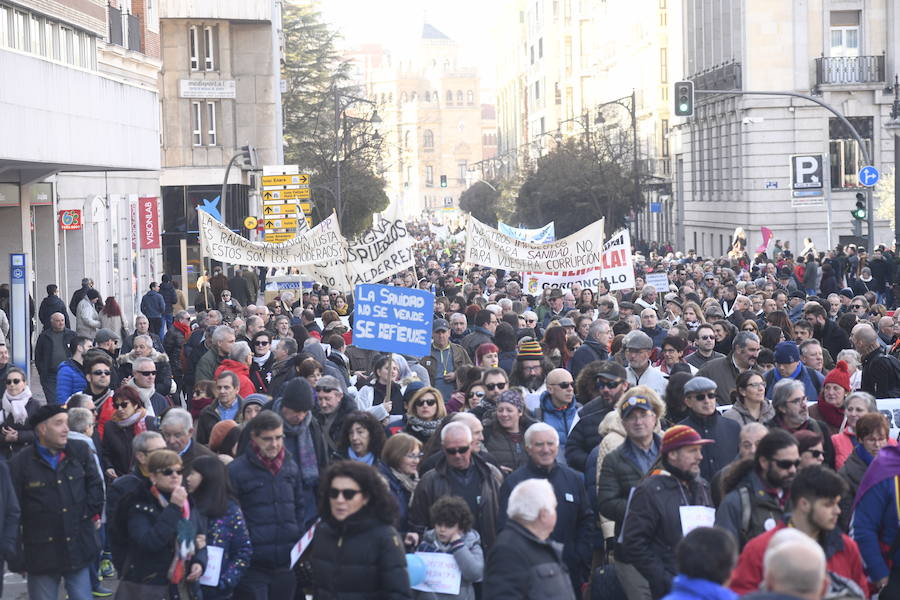 Fotos: Manifestación en Valladolid en defensa de la sanidad pública de Castilla y León