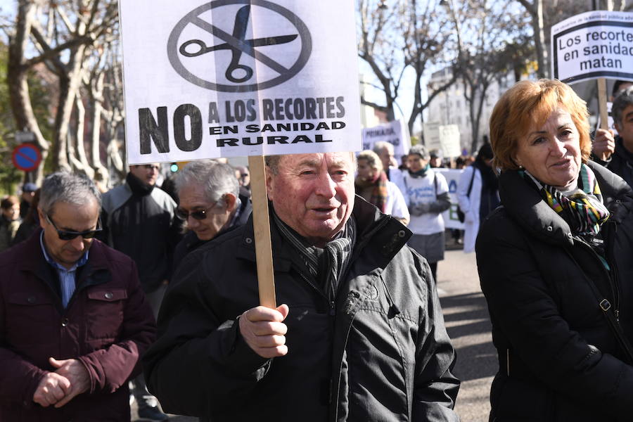 Fotos: Manifestación en Valladolid en defensa de la sanidad pública de Castilla y León