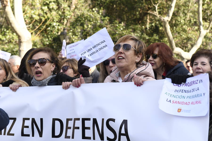 Fotos: Manifestación en Valladolid en defensa de la sanidad pública de Castilla y León