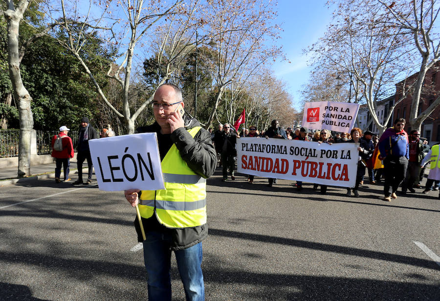 Fotos: Miles de personas salen a la calle para gritar en defensa de la sanidad