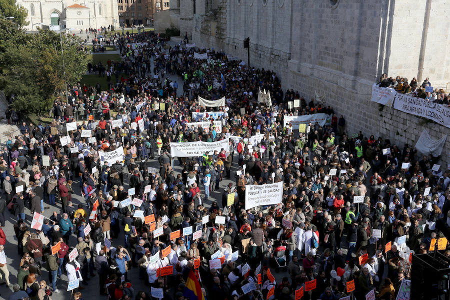 Fotos: Miles de personas salen a la calle para gritar en defensa de la sanidad