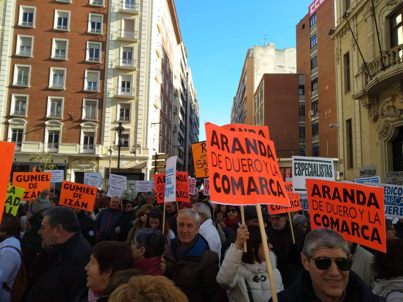 Fotos: Miles de personas salen a la calle para gritar en defensa de la sanidad