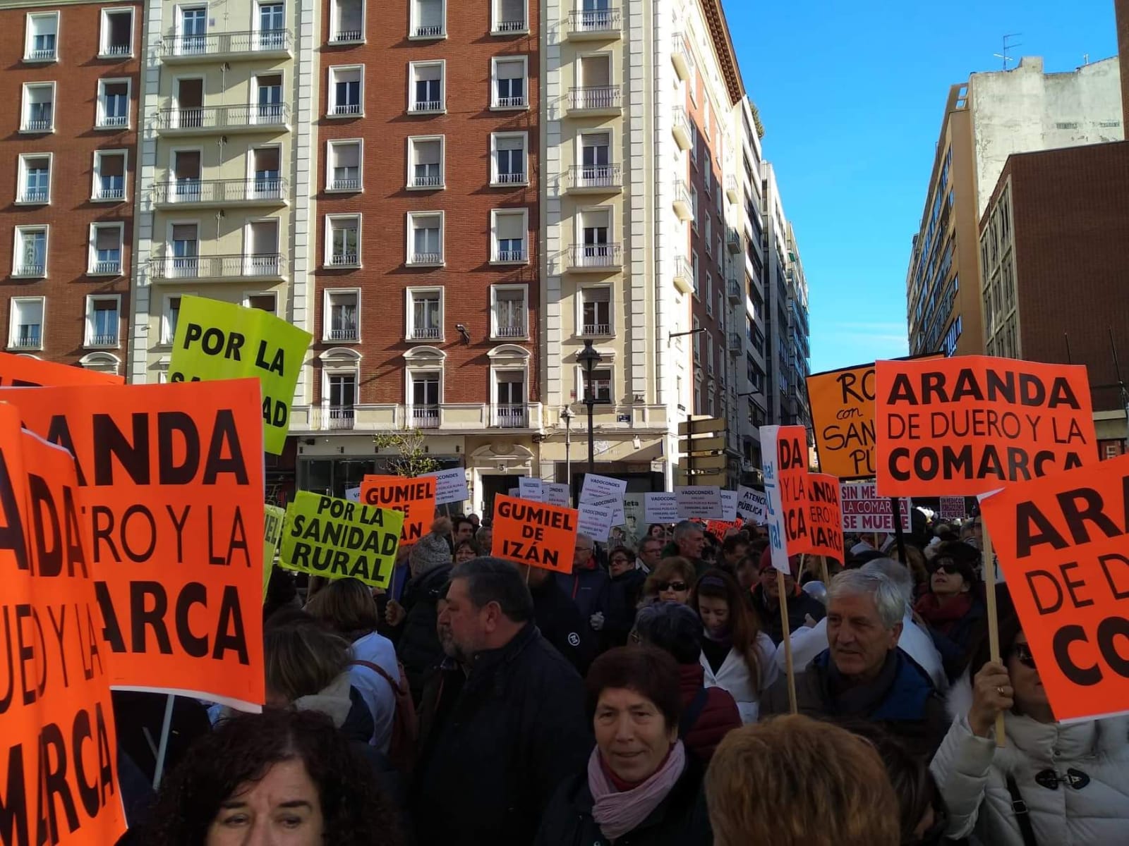 Fotos: Miles de personas salen a la calle para gritar en defensa de la sanidad