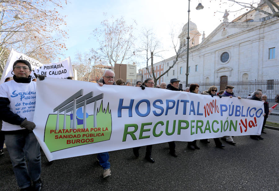 Fotos: Miles de personas salen a la calle para gritar en defensa de la sanidad